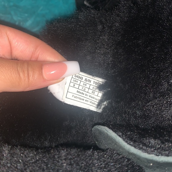 UGGS - Picture 3 of 4